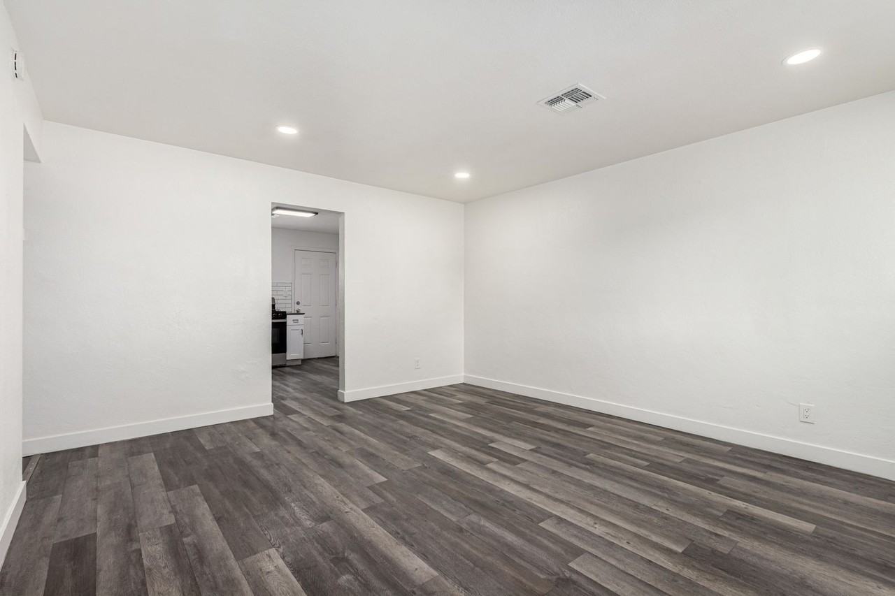 5525 N 27th Dr #17 - Photo 7 of 26