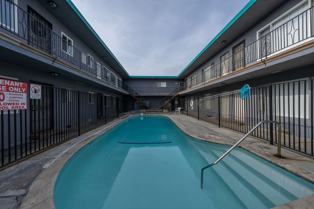 13637 Cordary Ave - Photo 3 of 4