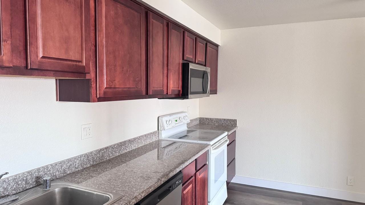 5321 River Glen Dr - Photo 3 of 7