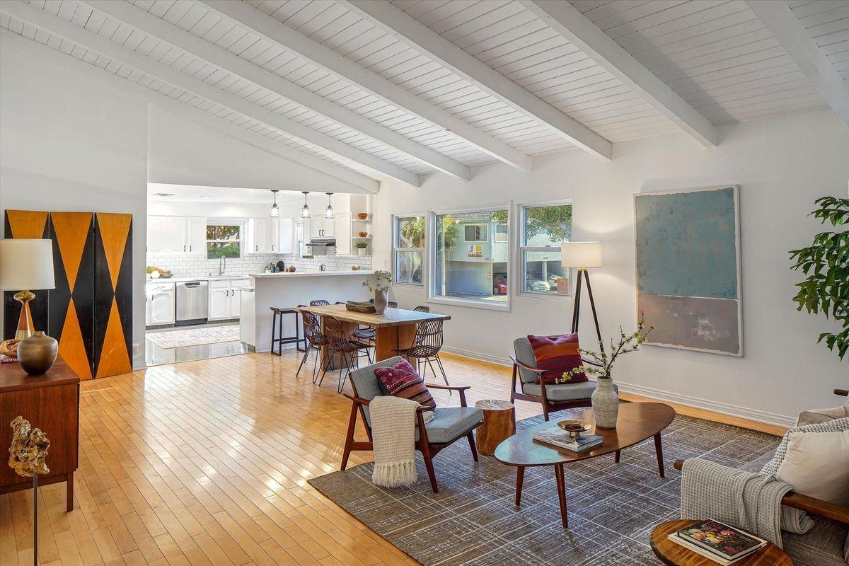 1102 Maple St - Photo 2 of 8