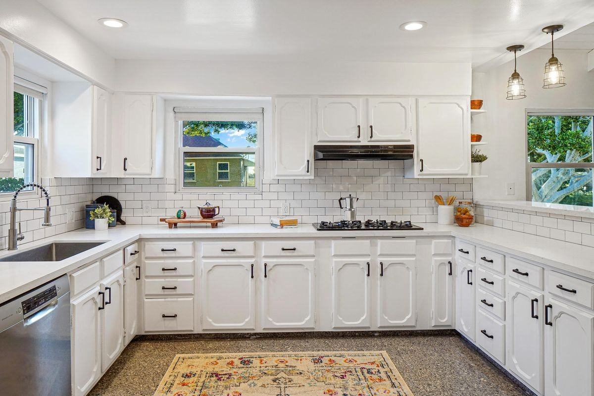 1102 Maple St - Photo 3 of 8