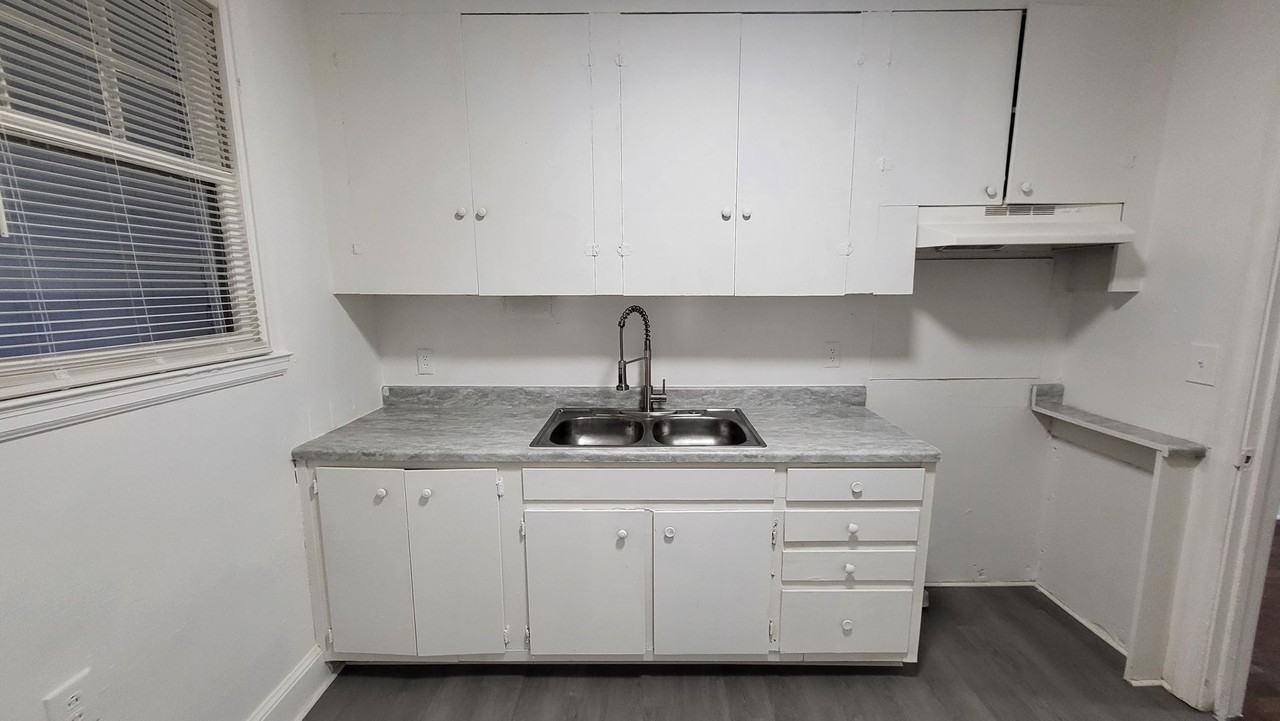 4 Woodlawn Ct - Photo 5 of 8