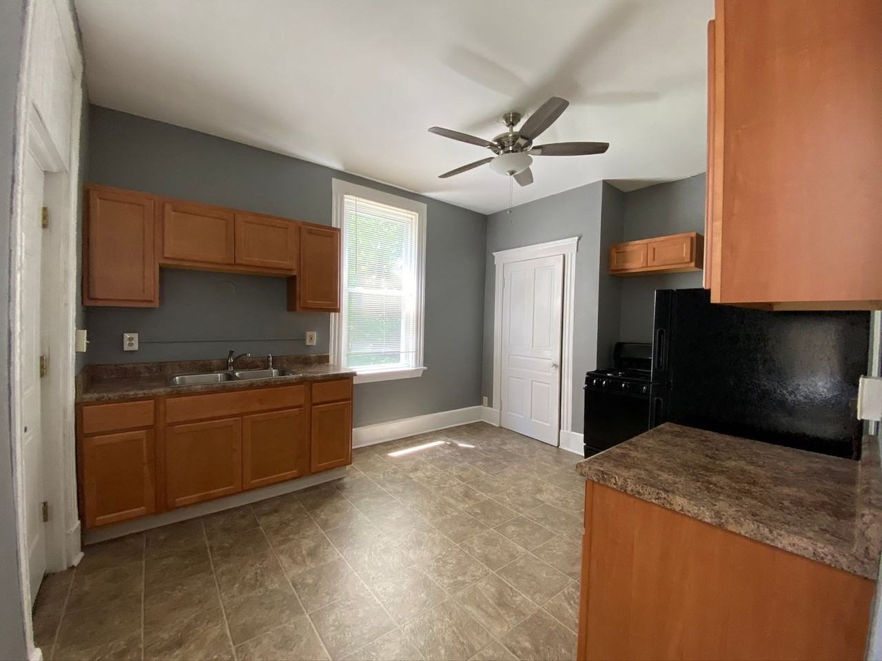 319 Warner St - Photo 2 of 27
