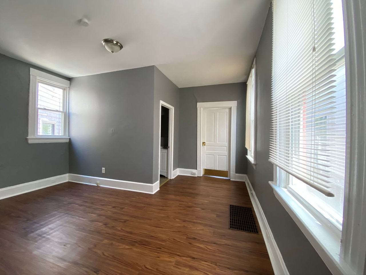 319 Warner St - Photo 6 of 27
