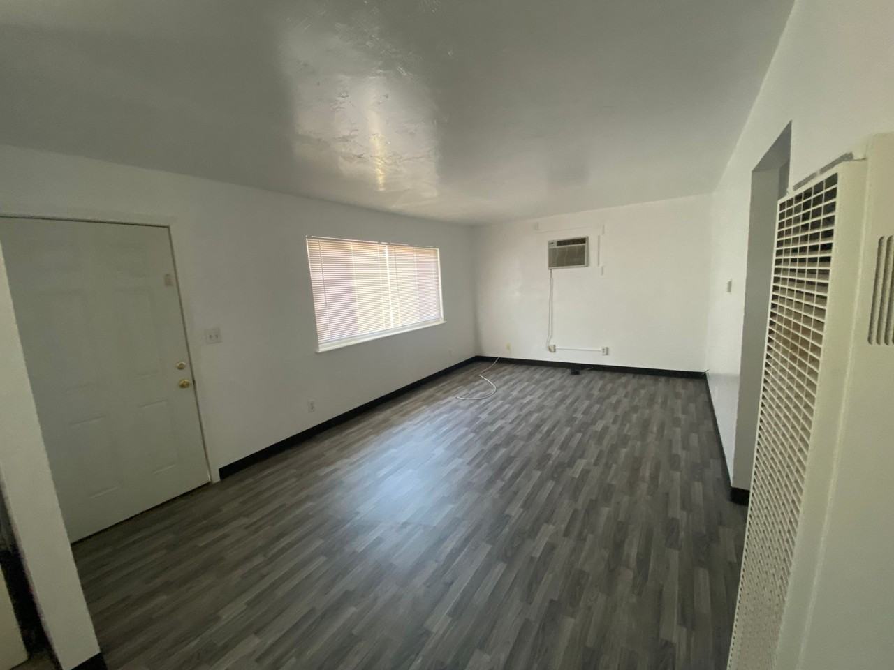 1331 Pomona Apts - Photo 2 of 5