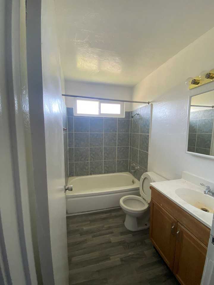 1331 Pomona Apts - Photo 3 of 5