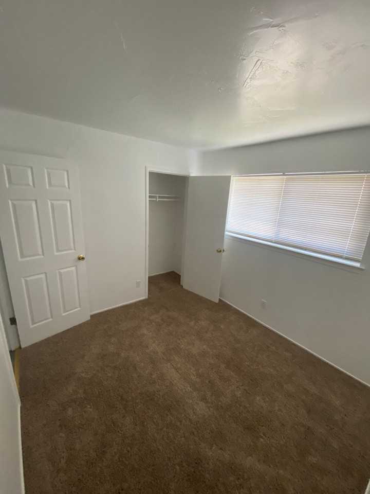 1331 Pomona Apts - Photo 4 of 5