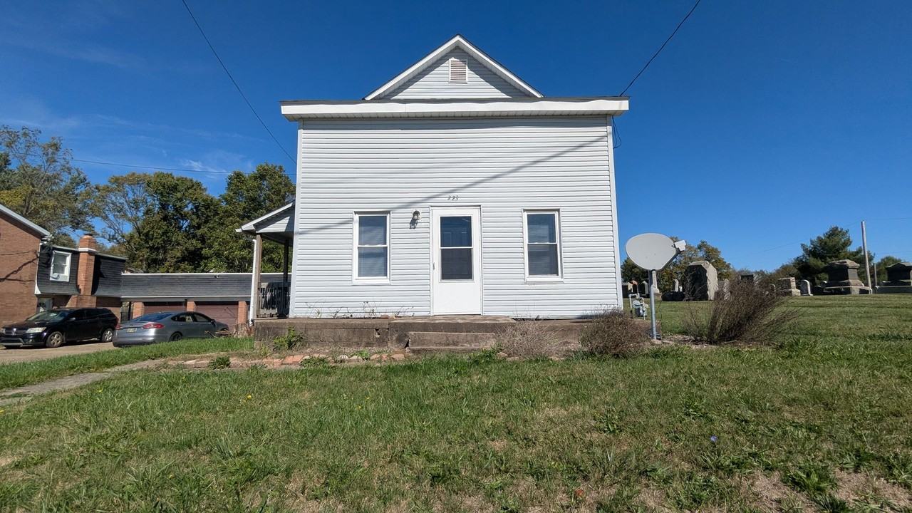 223 E Maple St - Photo 2 of 33