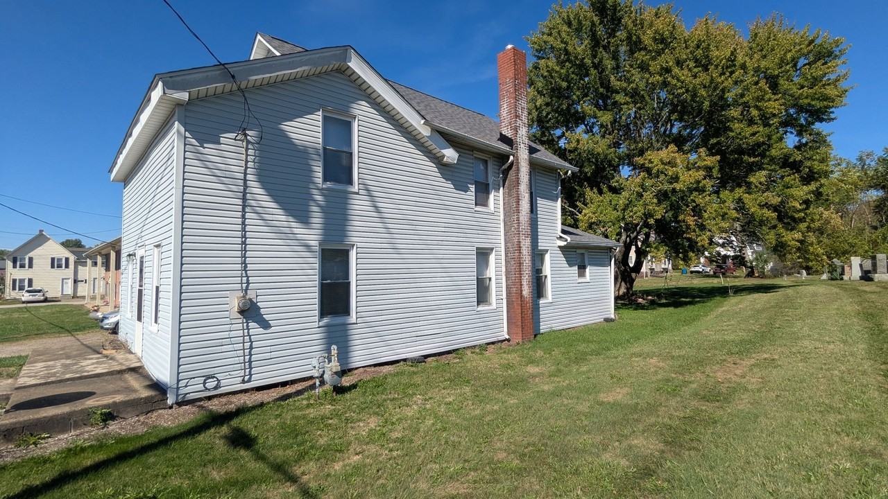 223 E Maple St - Photo 3 of 33