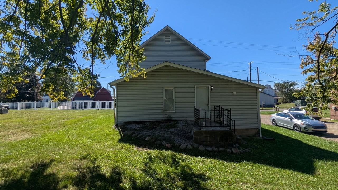 223 E Maple St - Photo 4 of 33
