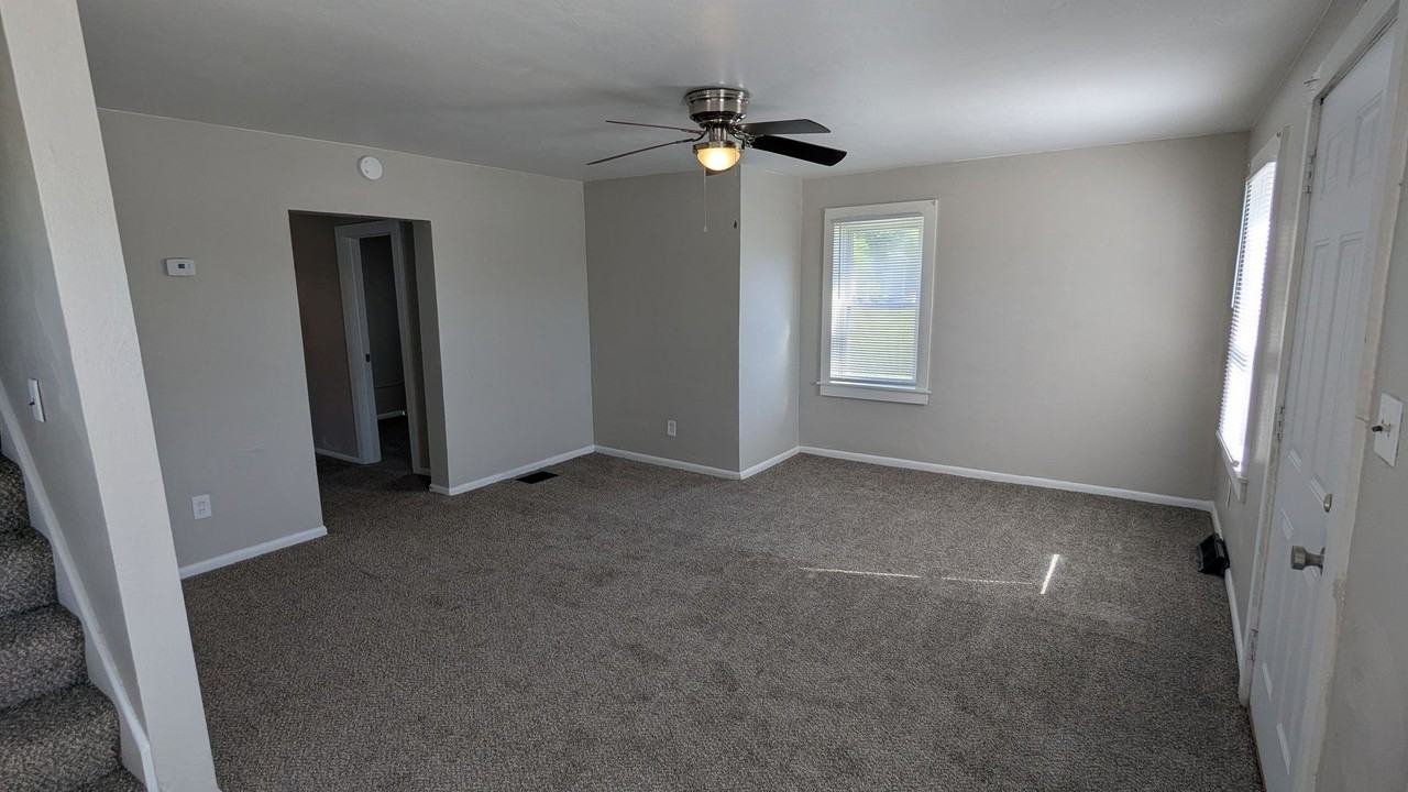 223 E Maple St - Photo 5 of 33