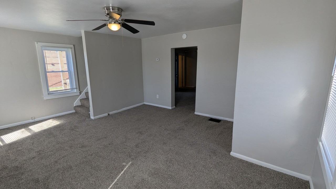 223 E Maple St - Photo 6 of 33
