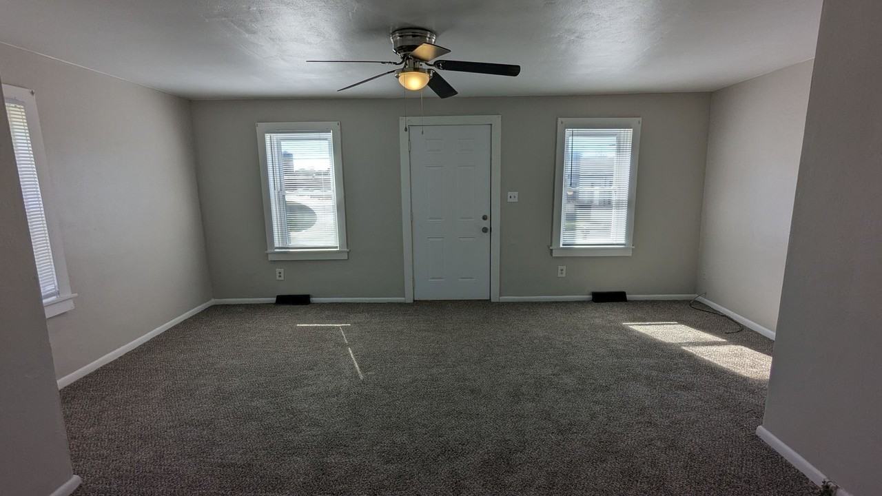 223 E Maple St - Photo 7 of 33