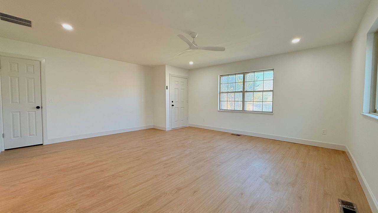 2228 Nw 49th St - Photo 3 of 8