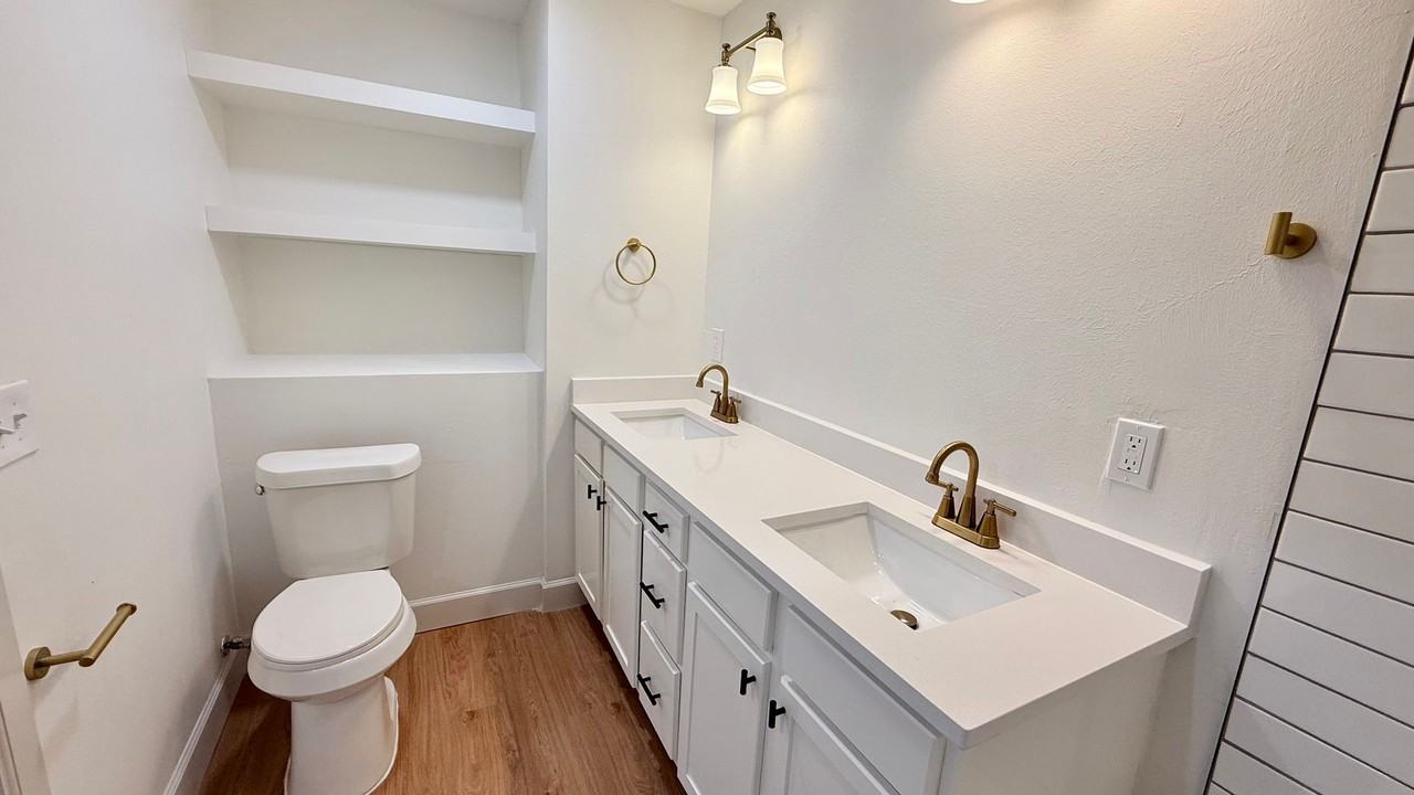 2228 Nw 49th St - Photo 6 of 8