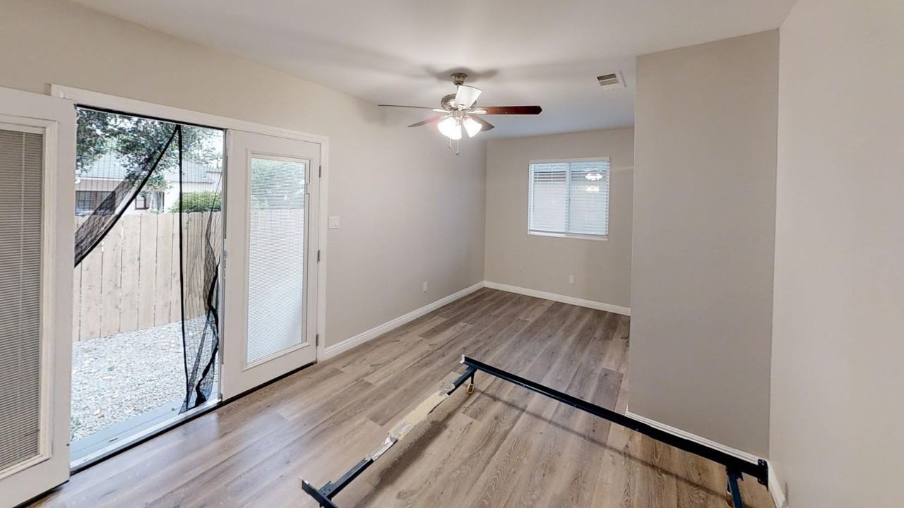 4940 Rockford Dr - Photo 6 of 17