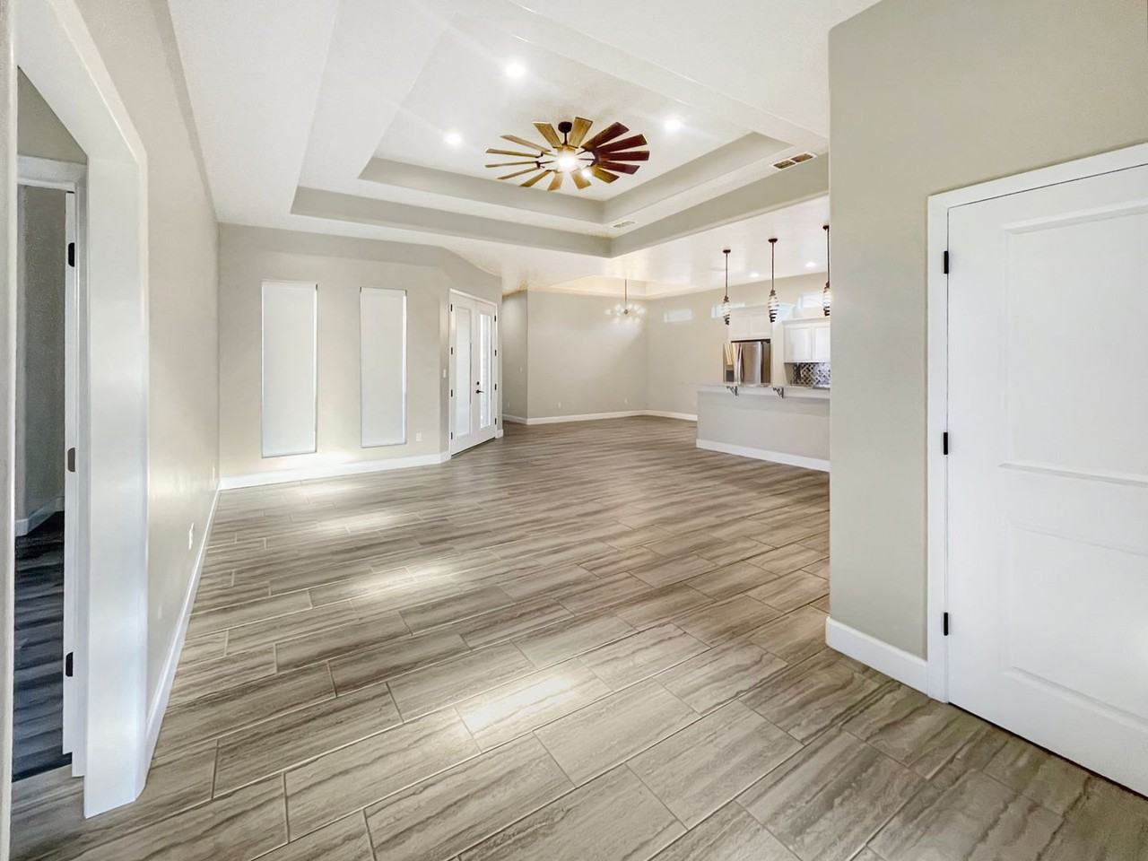 1124 W Mesa Verde Dr - Photo 2 of 12