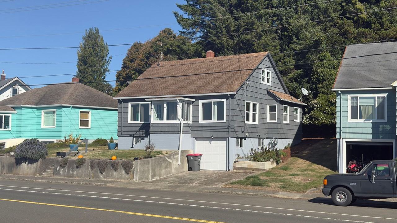 627 W Marine Dr - Photo 4 of 32