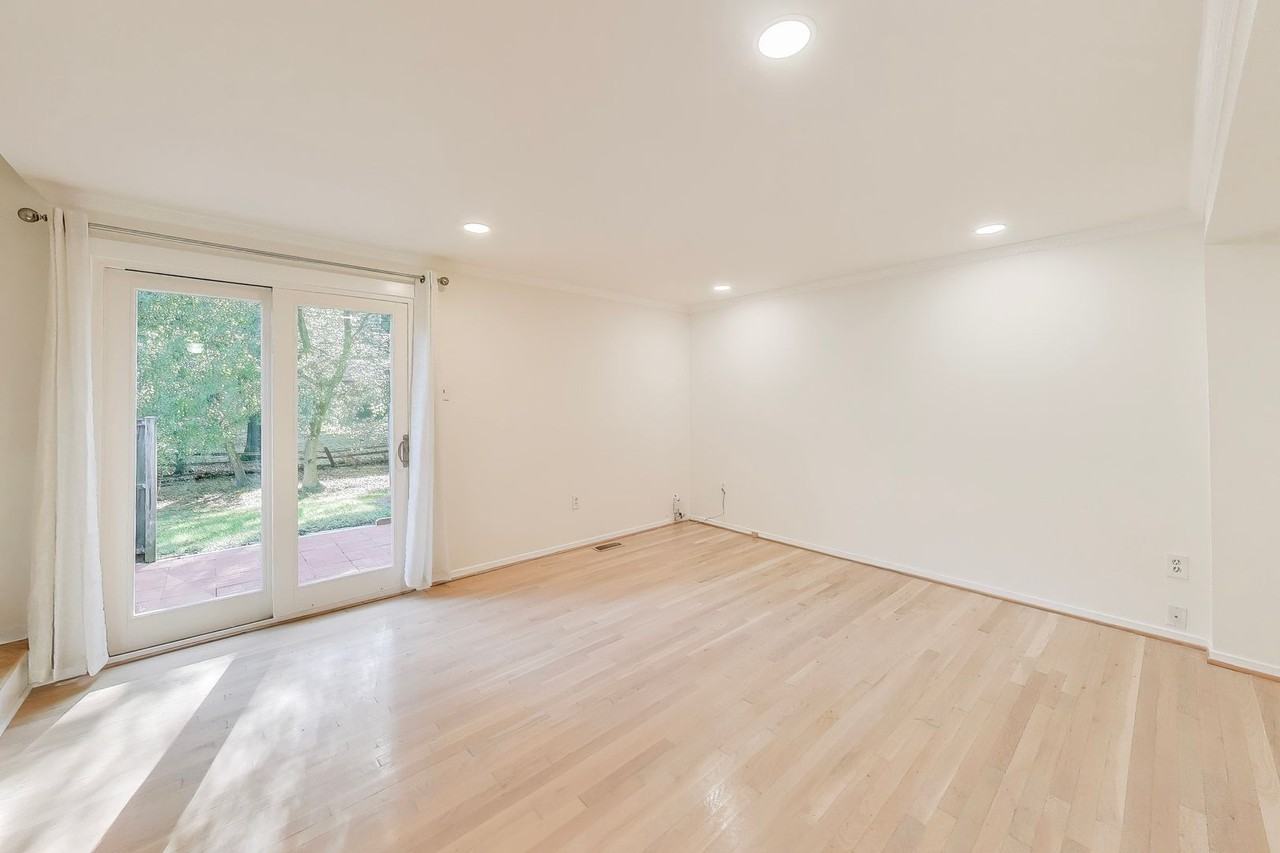 8932 Barrowgate Ct - Photo 3 of 24