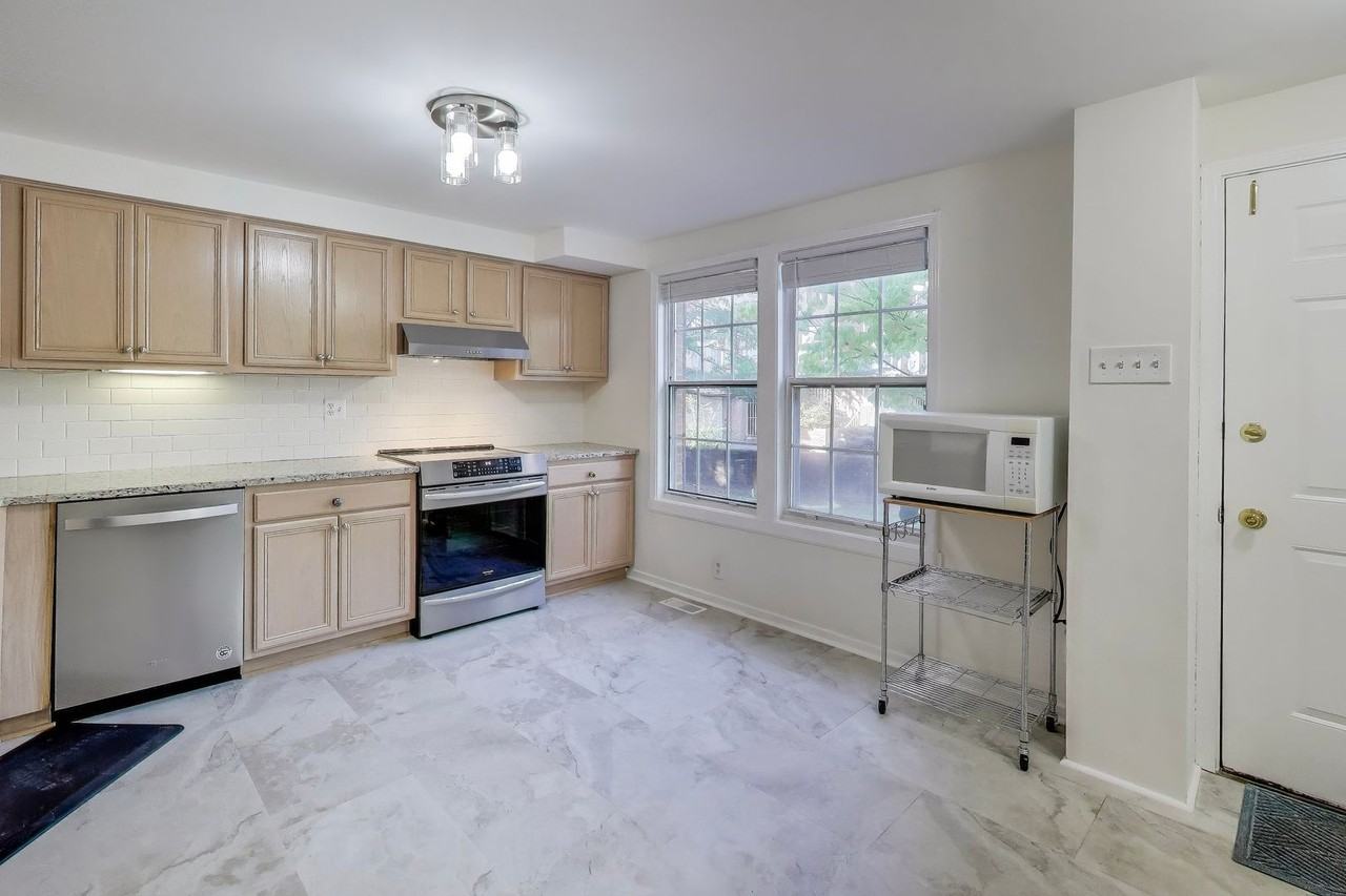 8932 Barrowgate Ct - Photo 7 of 24