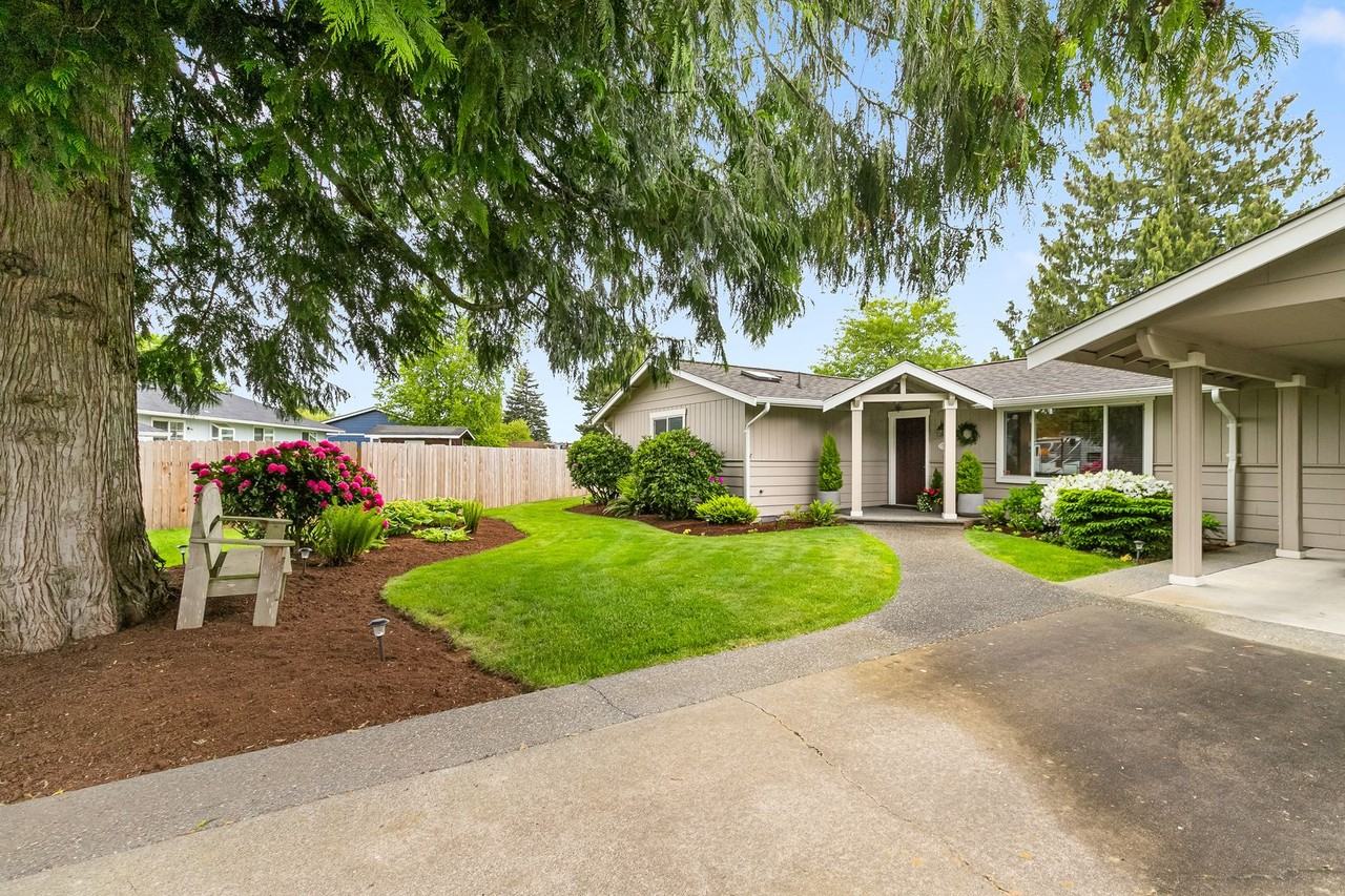 8054 Lyn Dale Dr - Photo 3 of 39