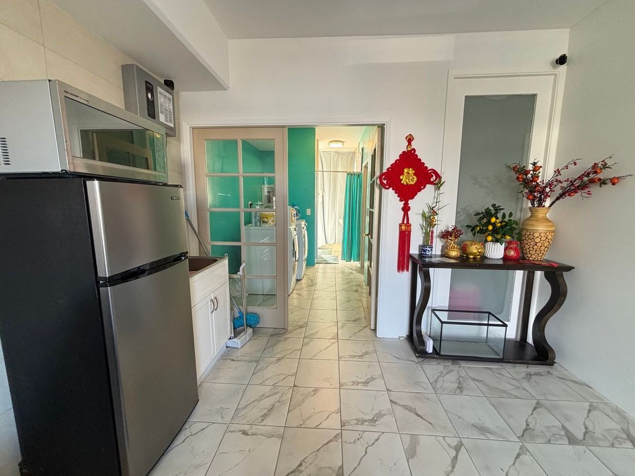 931 University Ave - Photo 5 of 11