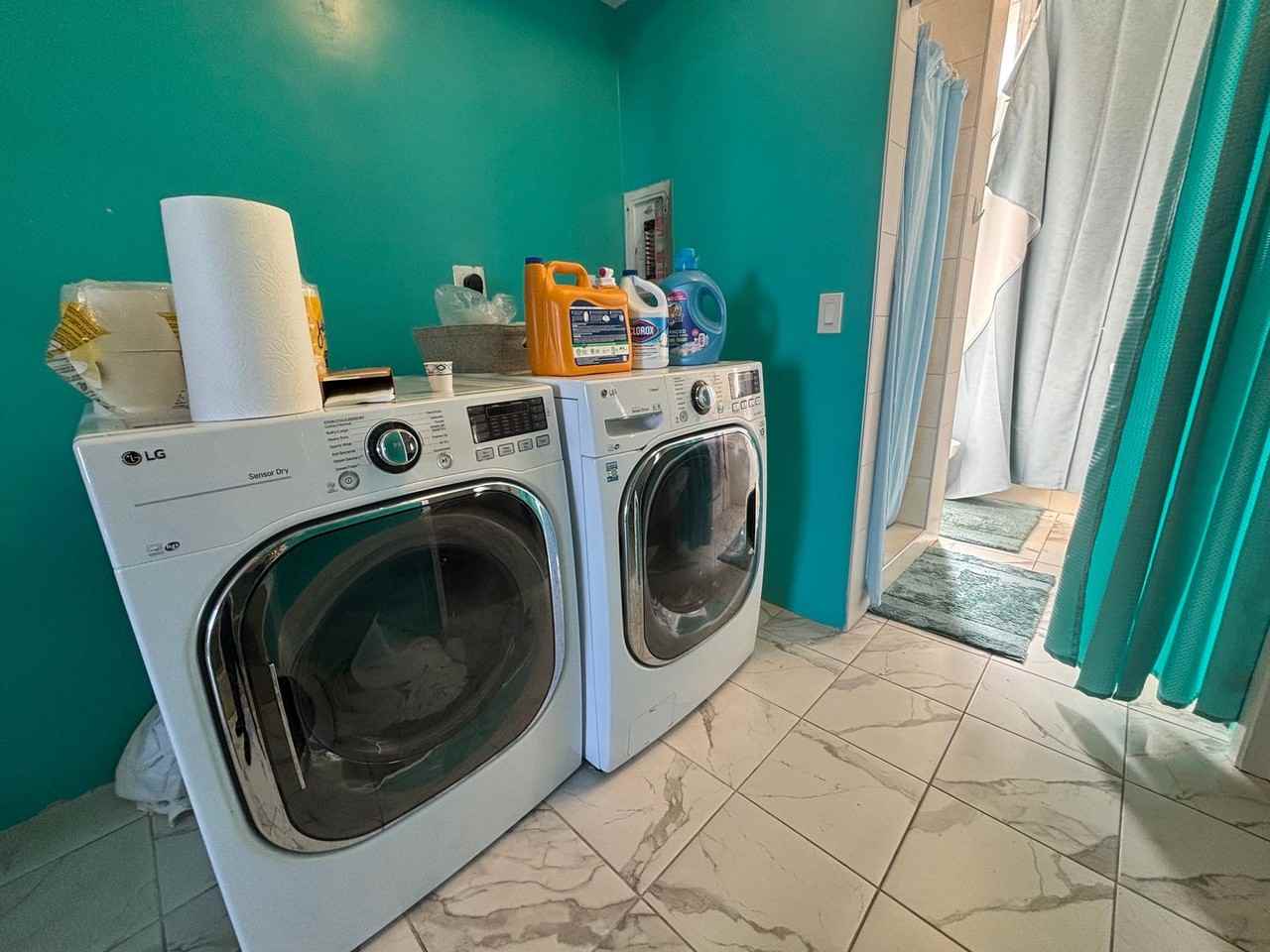 931 University Ave - Photo 6 of 11