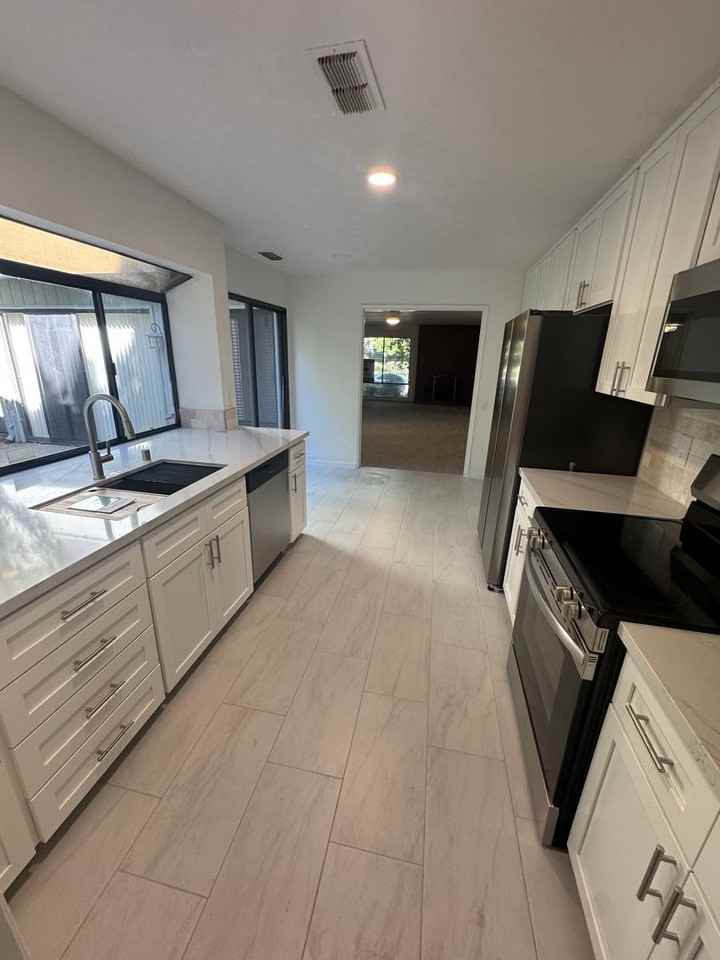 1431 University Ave - Photo 5 of 35