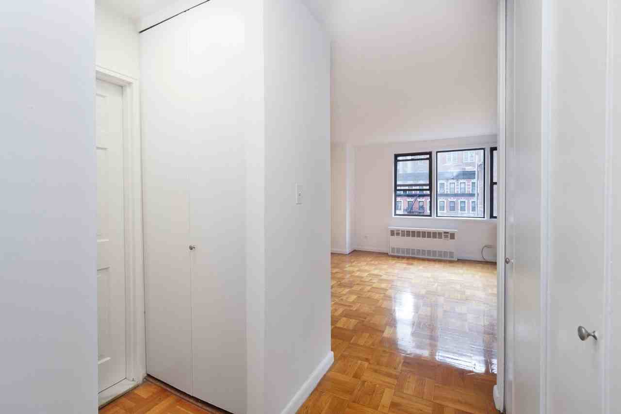 Gramercy Green - Photo 7 of 36