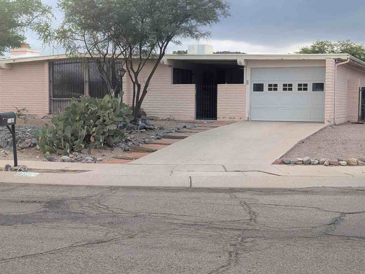 2546 W Calle Genova - Photo 2 of 34