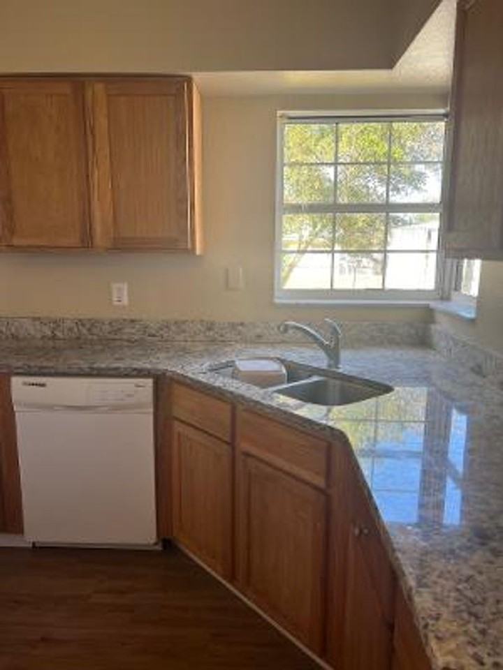 910 Crawford St - Photo 3 of 22