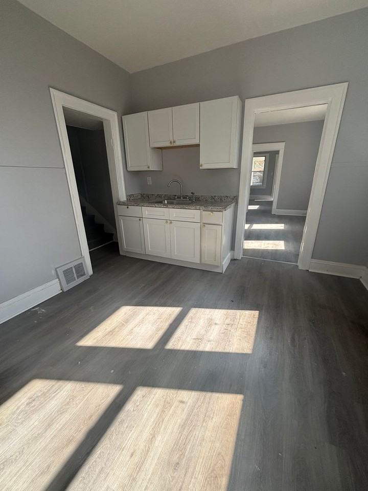 4002 E 55th St - Photo 4 of 8
