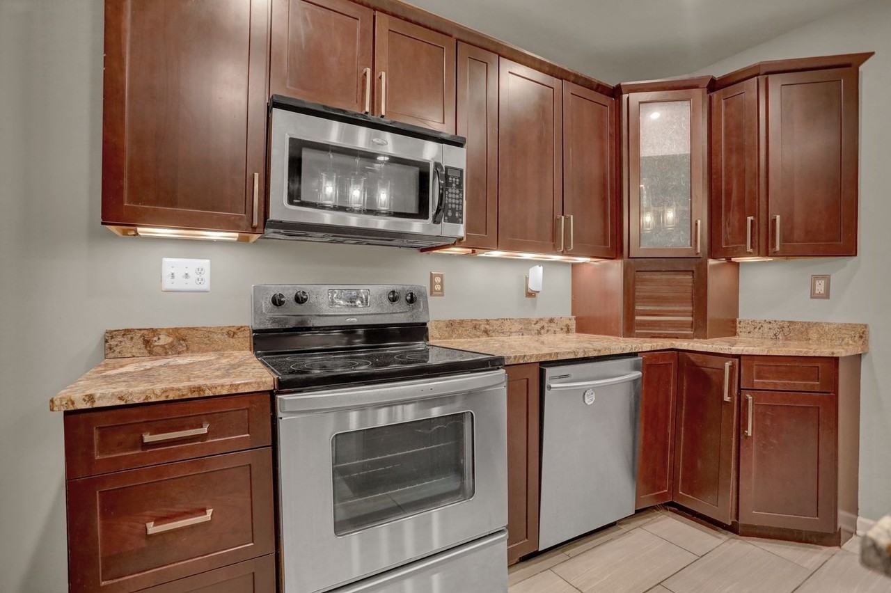 2308 E Fairmount Ave - Photo 2 of 37