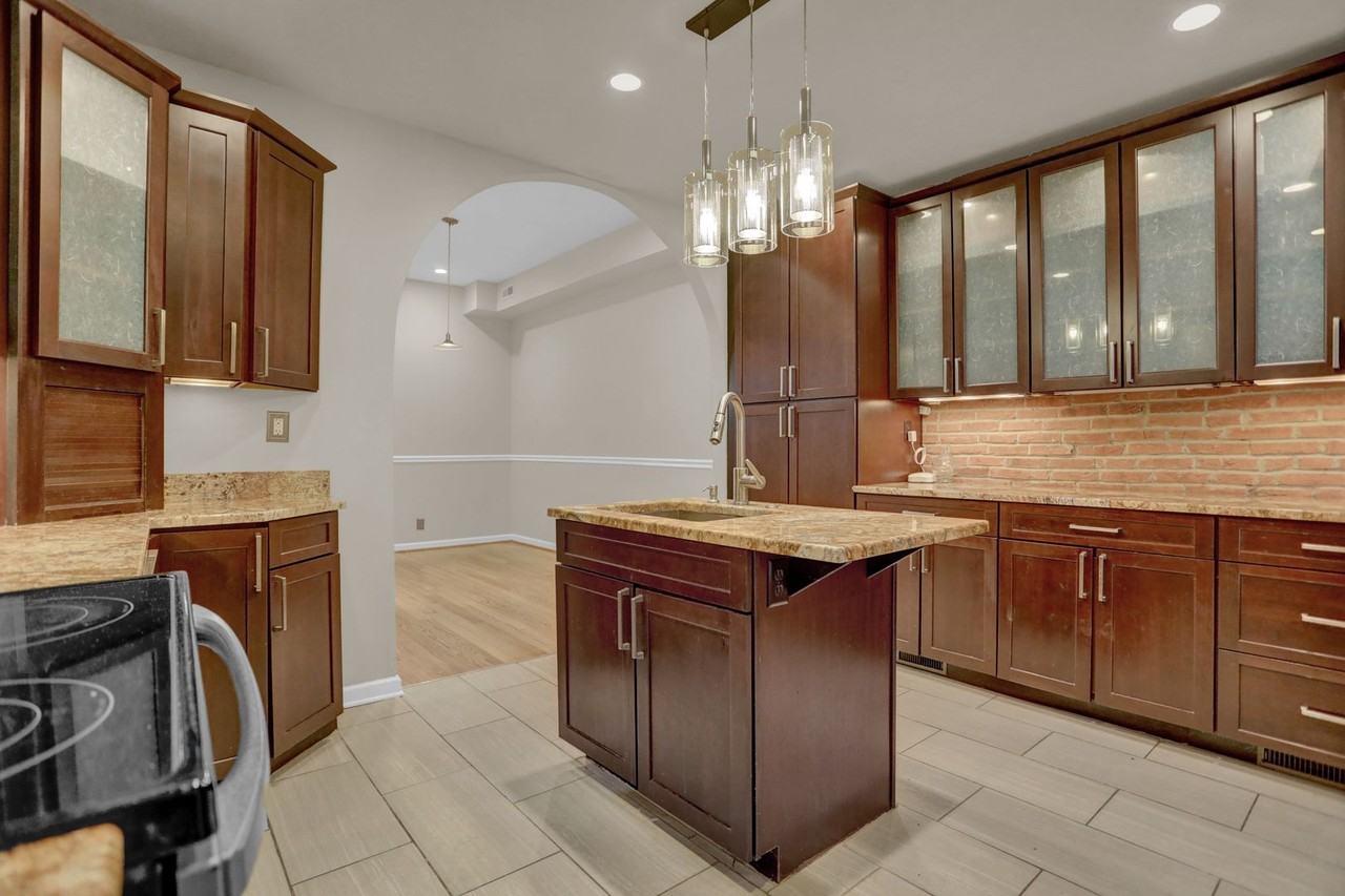 2308 E Fairmount Ave - Photo 3 of 37