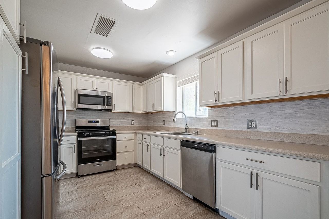 8713 S Avenue D - Photo 2 of 28