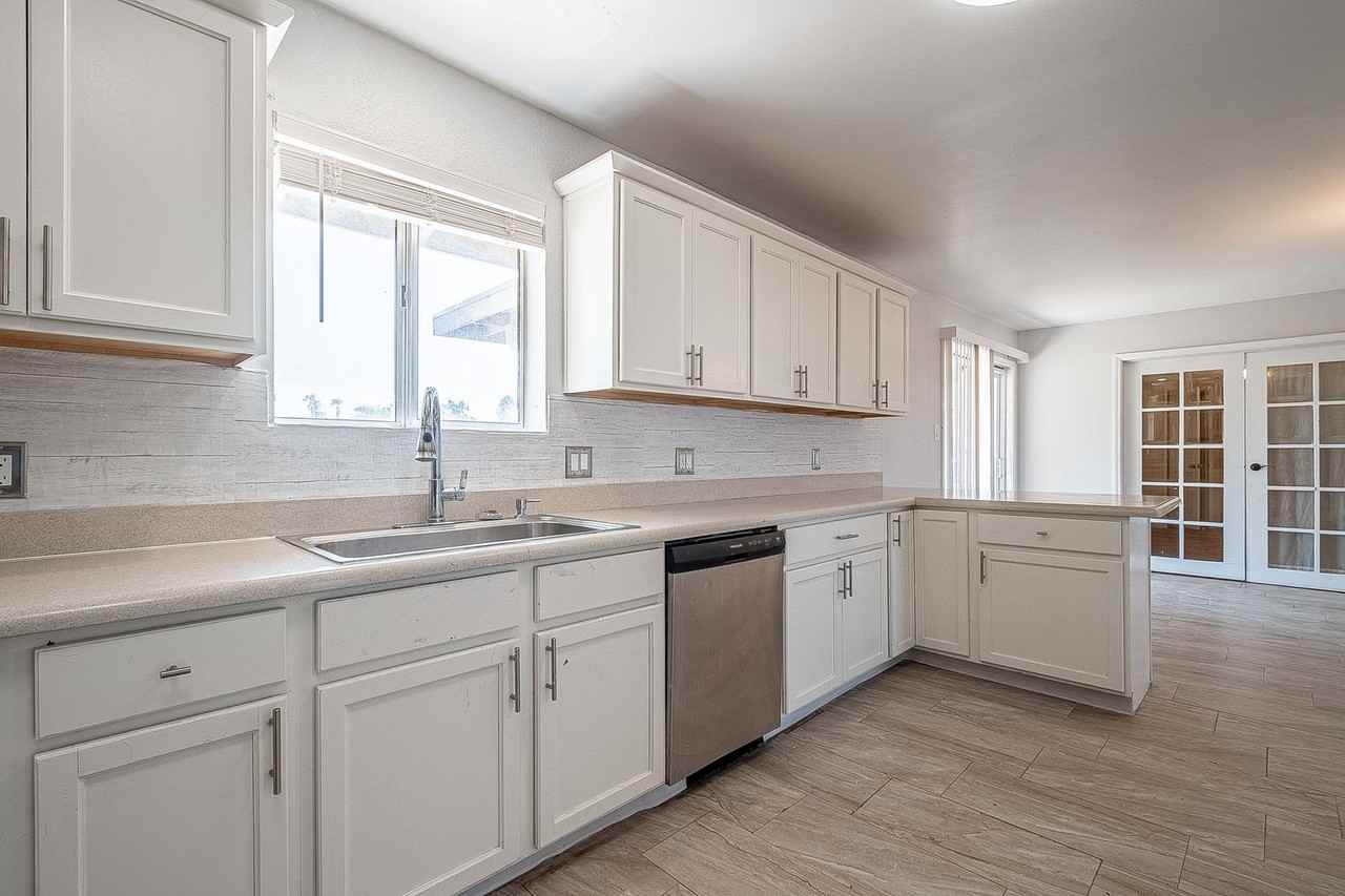 8713 S Avenue D - Photo 3 of 28