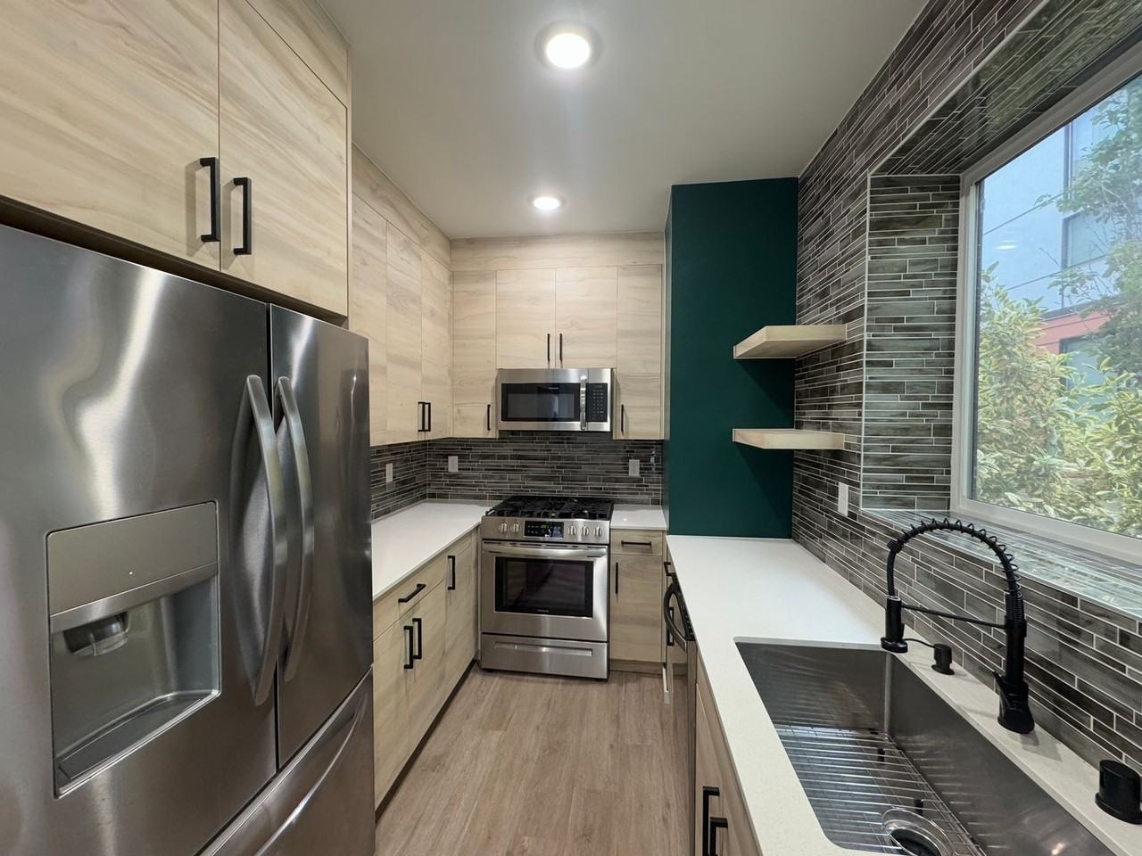 541 S Cloverdale St #B - Photo 2 of 16