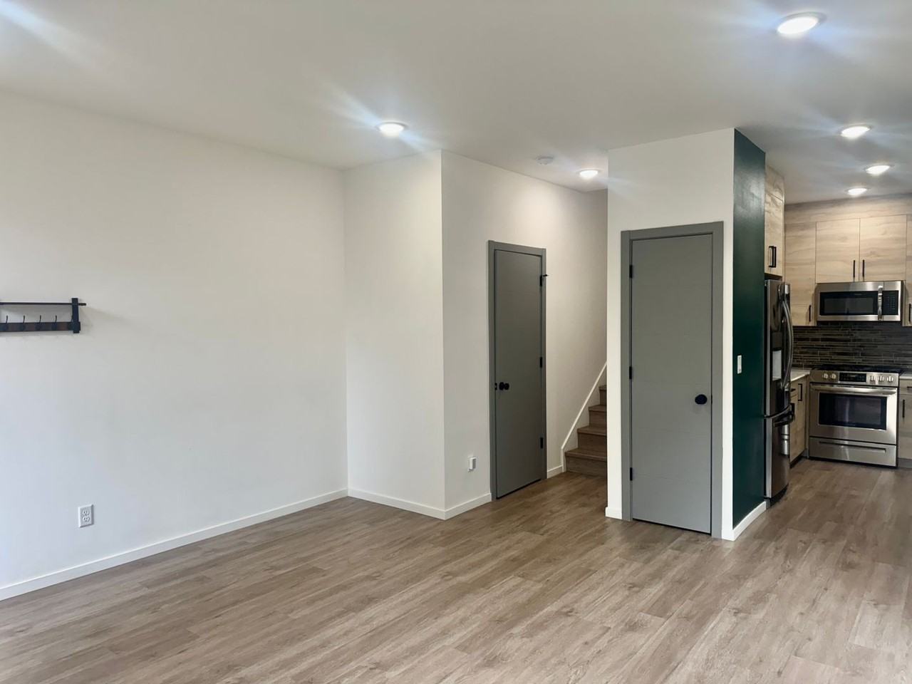 541 S Cloverdale St #B - Photo 4 of 16