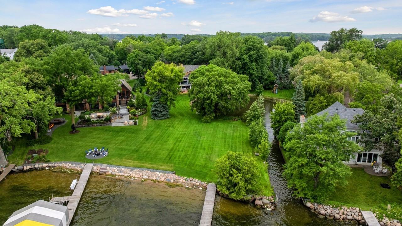 3135 N Shore Dr - Photo 2 of 25