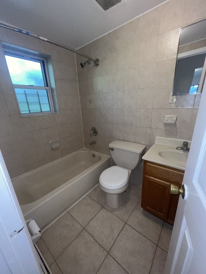 1349 Franklin Ave #2D - Photo 5 of 12