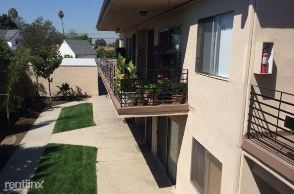 12437 Harris Ave - Photo 3 of 10