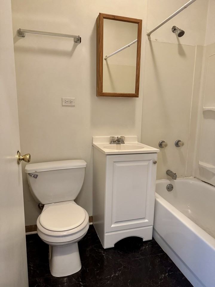 7104 S Crandon Ave #7 - Photo 6 of 6