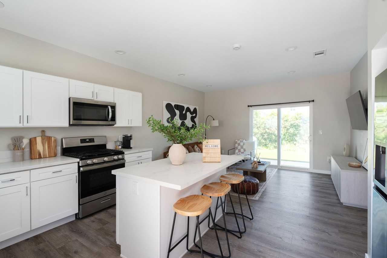 6237 Hobart St - Photo 3 of 22