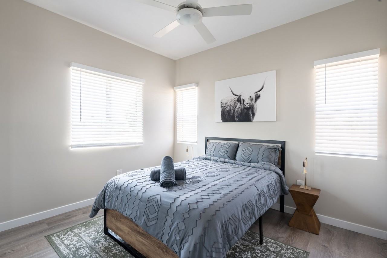 6237 Hobart St - Photo 6 of 22