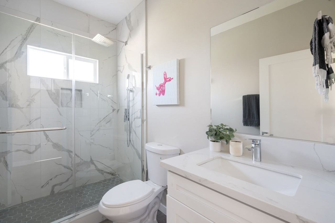 6237 Hobart St - Photo 5 of 22