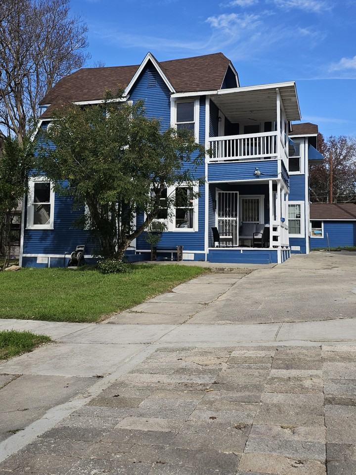 1015 West Mistletoe Avenue #2