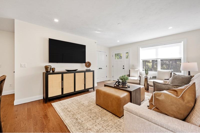 404 Oxford St N - Photo 2 of 12