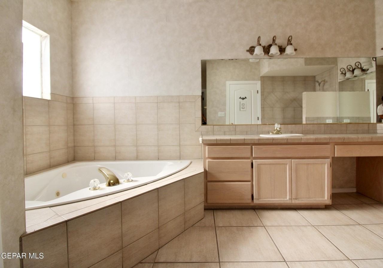 6101 Los Siglos Drive - Photo 6 of 23