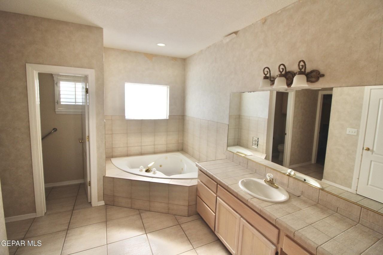 6101 Los Siglos Drive - Photo 7 of 23