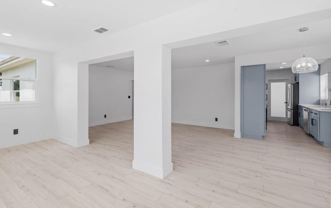 715 40th Avenue Northeast - Photo 3 of 28